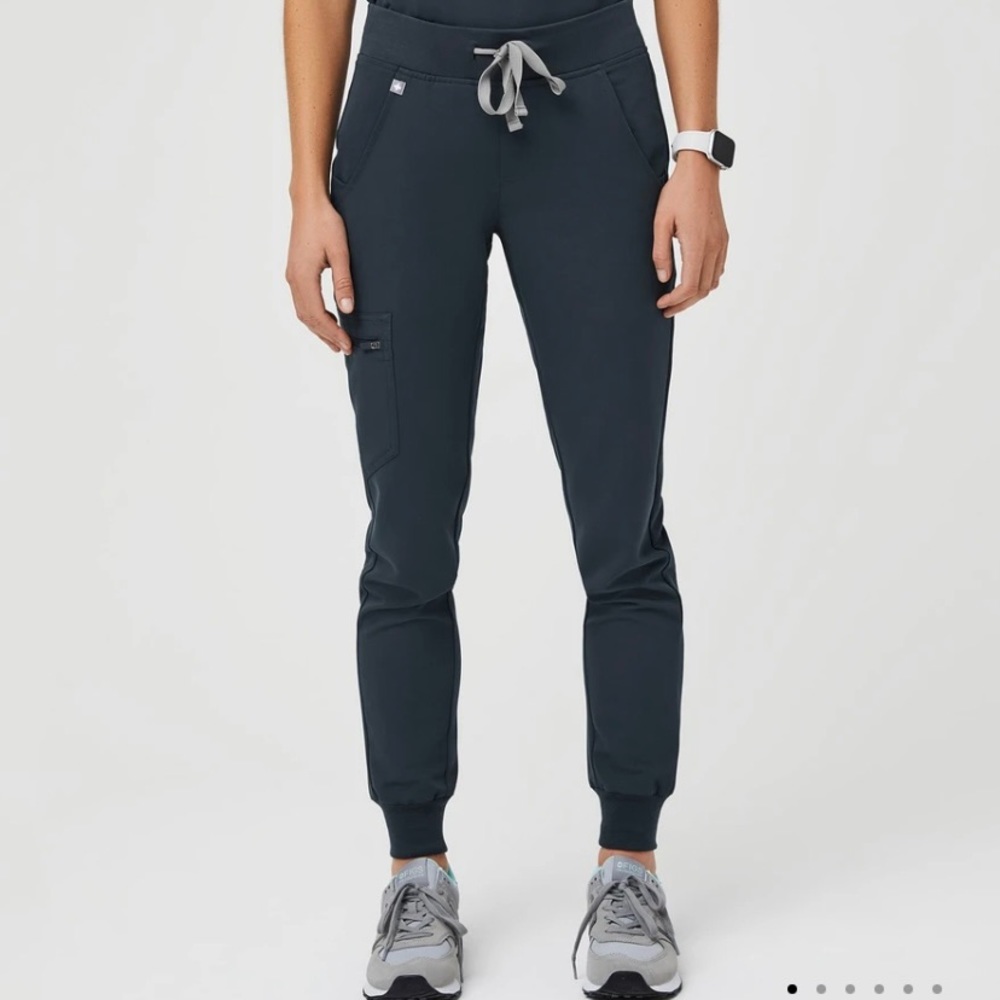 Figs- Zamora Jogger Scrub Pants 
Tall, size s